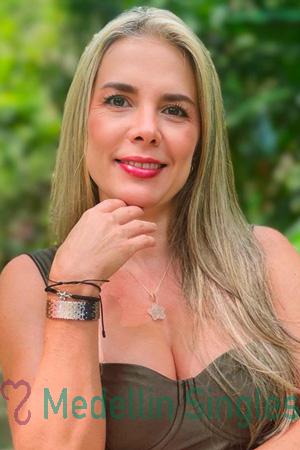 221790 - Laura Age: 45 - Colombia